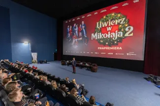 na zdjęciu sala kinowa z ludźmi