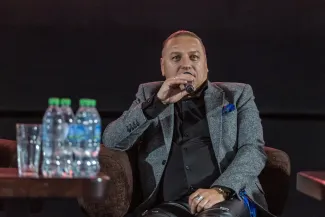 na zdjęciu sala kinowa z ludźmi