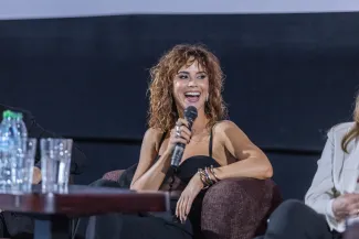 na zdjęciu sala kinowa z ludźmi