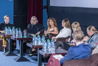 na zdjęciu sala kinowa z ludźmi