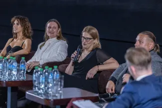 na zdjęciu sala kinowa z ludźmi