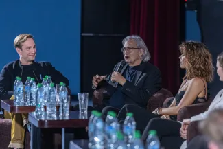 na zdjęciu sala kinowa z ludźmi