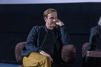 na zdjęciu sala kinowa z ludźmi