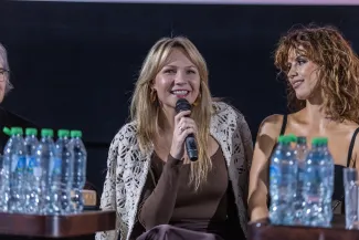 na zdjęciu sala kinowa z ludźmi