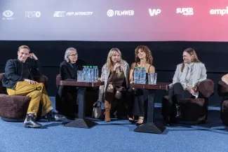 na zdjęciu sala kinowa z ludźmi