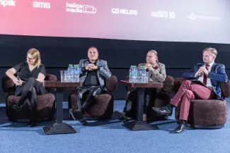 na zdjęciu sala kinowa z ludźmi