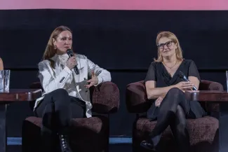 na zdjęciu sala kinowa z ludźmi