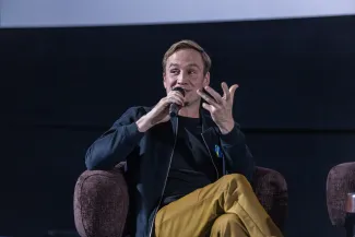 na zdjęciu sala kinowa z ludźmi