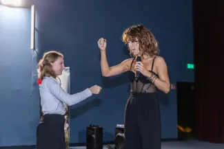 na zdjęciu sala kinowa z ludźmi