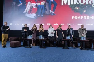 na zdjęciu sala kinowa z ludźmi