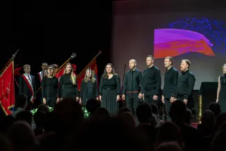 na zdjęciu osoby na scenie