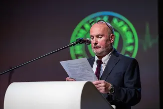 na zdjęciu osoby na scenie