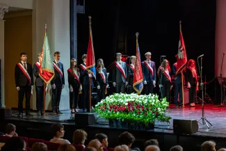 na zdjęciu osoby na scenie