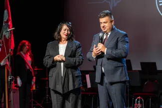 na zdjęciu osoby na scenie