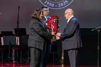 na zdjęciu osoby na scenie