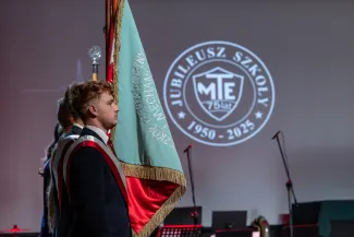 na zdjęciu osoby na scenie