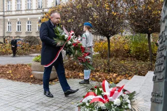 na zdjęciu osoby podczas świętowania
