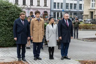 na zdjęciu osoby podczas świętowania