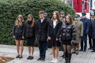 na zdjęciu osoby podczas świętowania