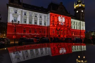 na zdjęciu osoby podczas świętowania