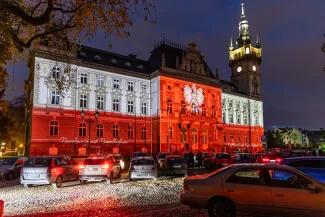 na zdjęciu osoby podczas świętowania