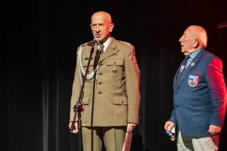 na zdjęciu osoby podczas świętowania