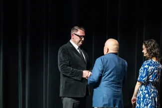 na zdjęciu osoby podczas świętowania