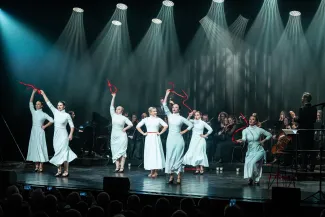 na zdjęciu osoby podczas świętowania