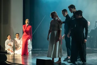 na zdjęciu osoby podczas świętowania