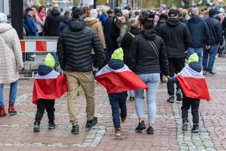 na zdjęciu osoby podczas świętowania