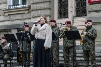 na zdjęciu osoby podczas świętowania