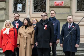 na zdjęciu osoby podczas świętowania