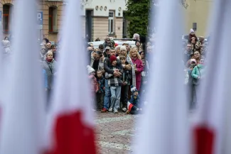 na zdjęciu osoby podczas świętowania
