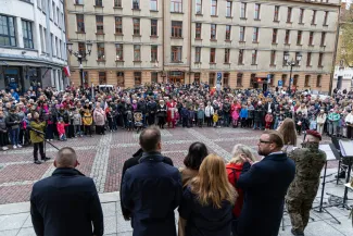na zdjęciu osoby podczas świętowania
