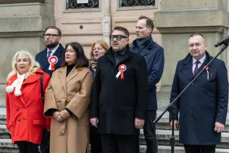 na zdjęciu osoby podczas świętowania