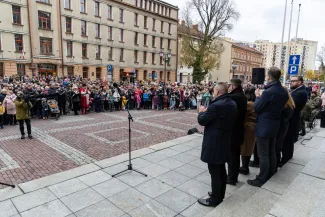 na zdjęciu osoby podczas świętowania