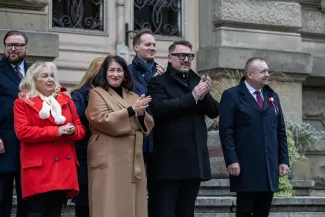 na zdjęciu osoby podczas świętowania