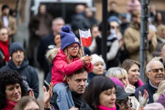 na zdjęciu osoby podczas świętowania