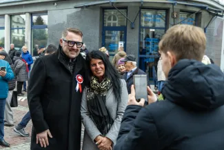 na zdjęciu osoby podczas świętowania