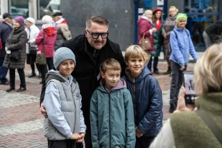 na zdjęciu osoby podczas świętowania