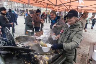 na zdjęciu osoby podczas świętowania