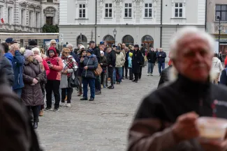 na zdjęciu osoby podczas świętowania