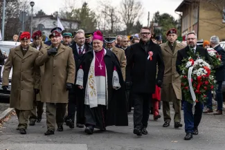 na zdjęciu osoby podczas świętowania