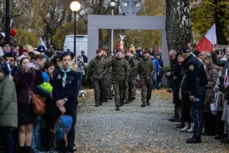 na zdjęciu osoby podczas świętowania