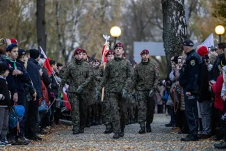 na zdjęciu osoby podczas świętowania