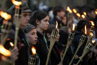 na zdjęciu osoby podczas świętowania