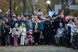 na zdjęciu osoby podczas świętowania