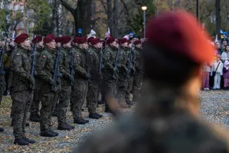 na zdjęciu osoby podczas świętowania