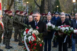 na zdjęciu osoby podczas świętowania