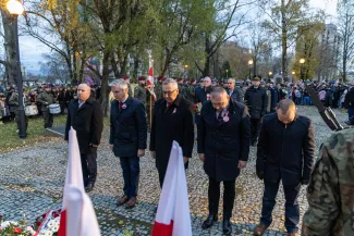 na zdjęciu osoby podczas świętowania